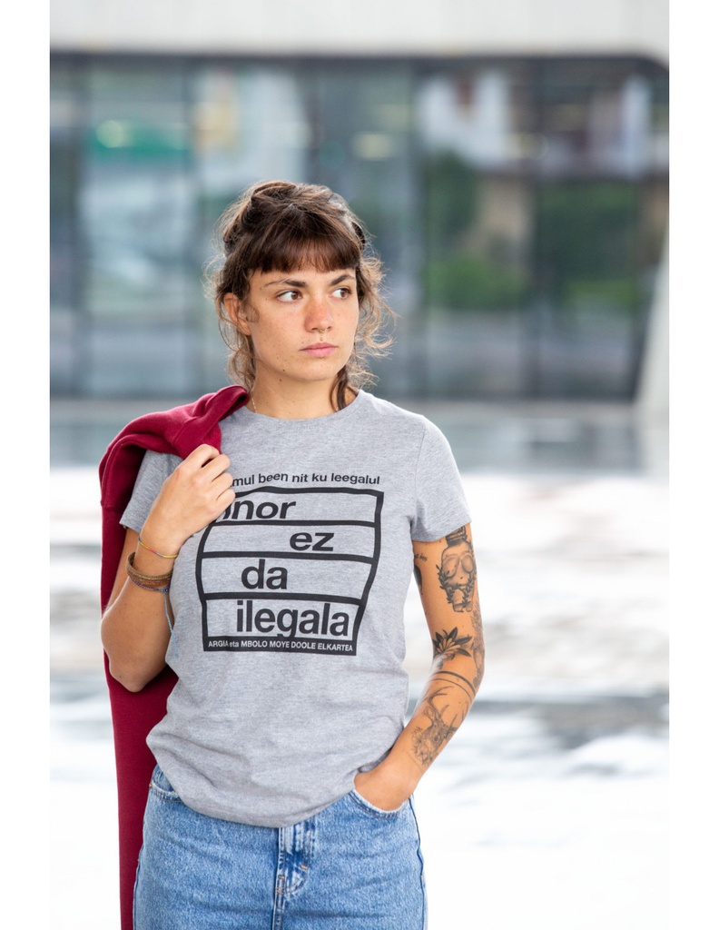 INOR EZ DA ILEGALA kamiseta, gris argia, estua