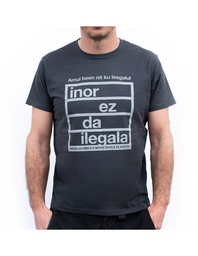 [ELI_1014] INOR EZ DA ILEGALA kamiseta, gris iluna, zabala